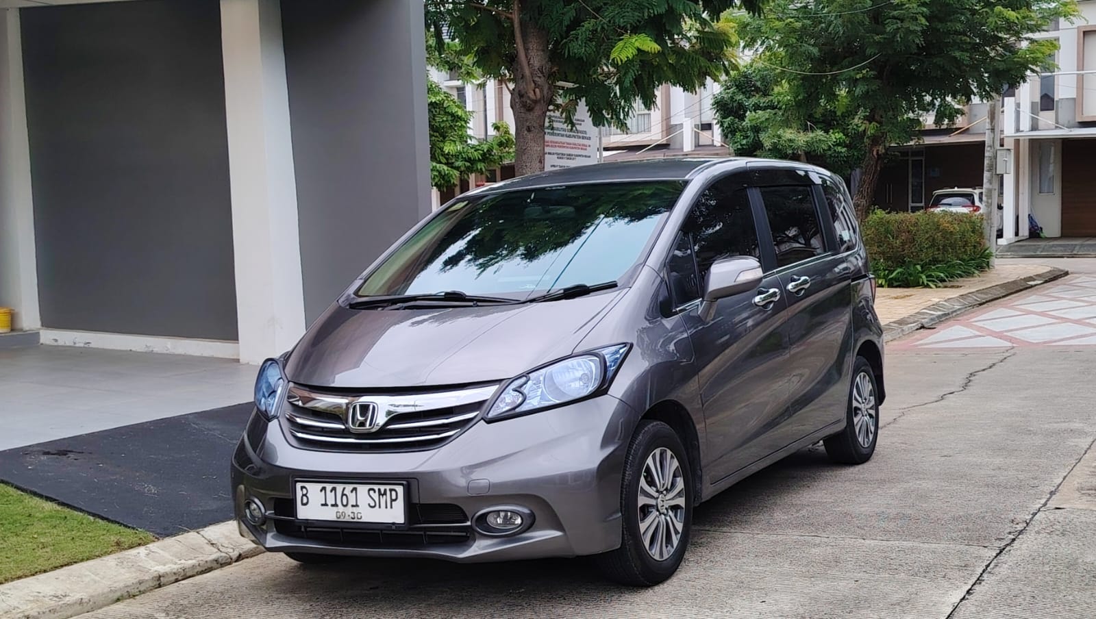 HONDA FREED PSD AT 2014 — Tipe Tertinggi! Captain Seat | Pintu Elektrik | KM Record | DP Ringan