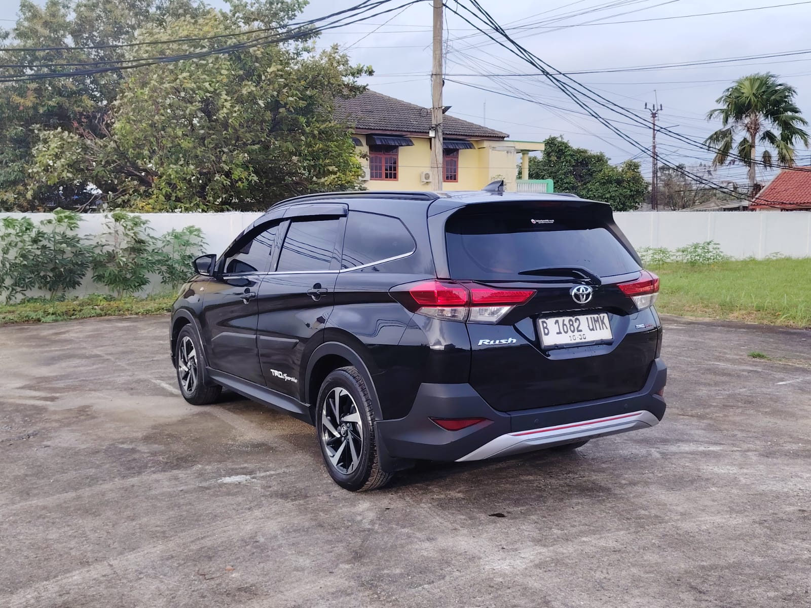 Rush TRD Matic harga bersaing - cocok buat yang cari mobil keluarga gagah & irit. KM rendah, full original, tinggal pakai!