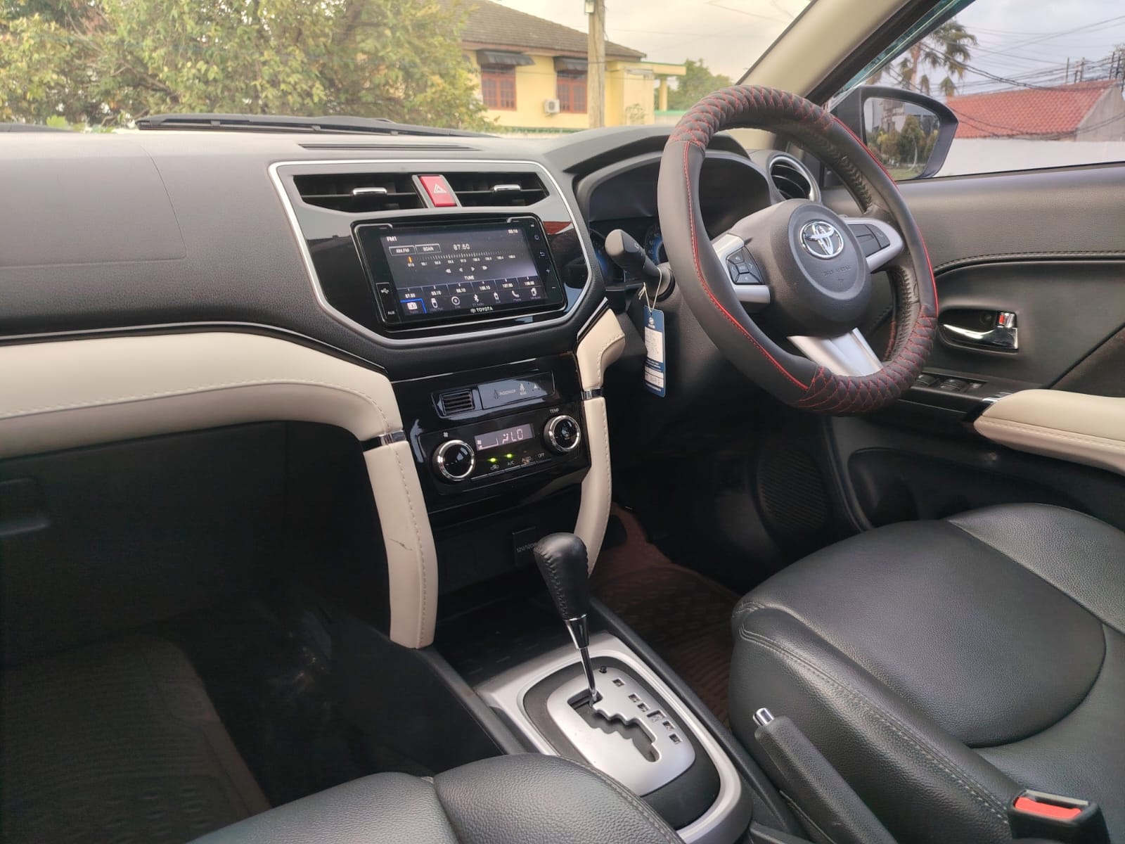 Rush TRD Matic harga bersaing - cocok buat yang cari mobil keluarga gagah & irit. KM rendah, full original, tinggal pakai!