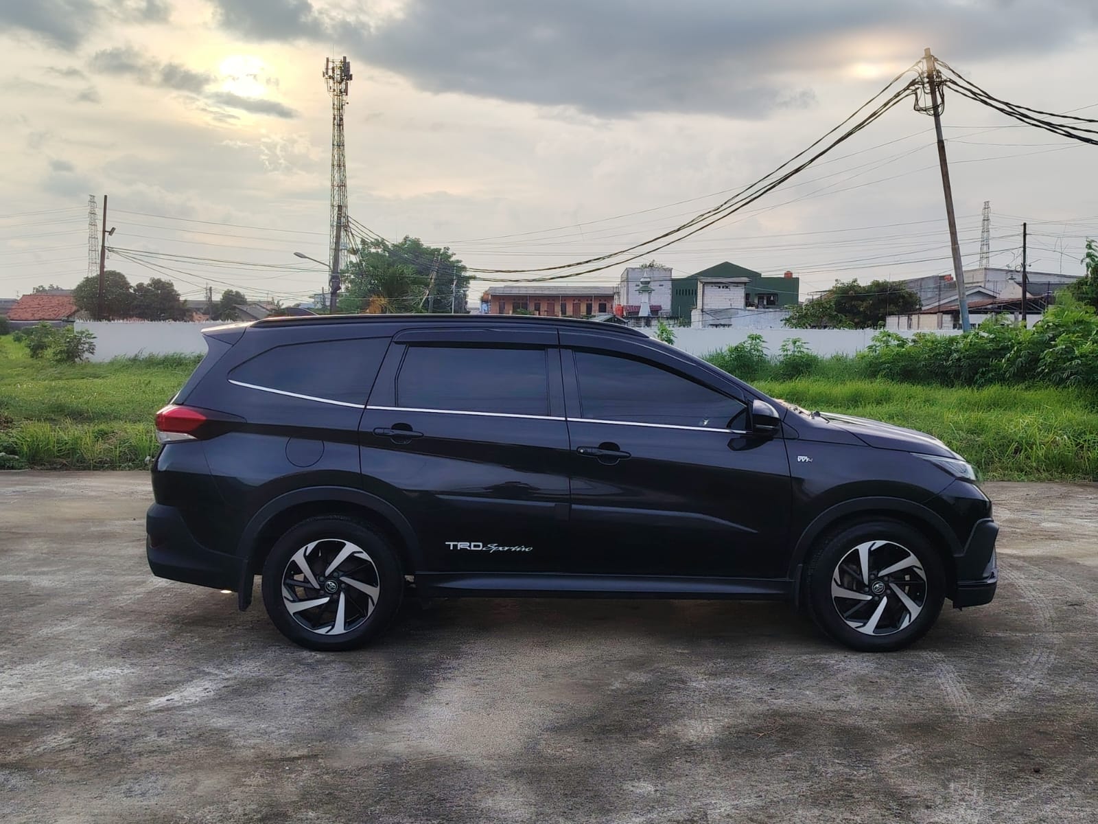 Rush TRD Matic harga bersaing - cocok buat yang cari mobil keluarga gagah & irit. KM rendah, full original, tinggal pakai!