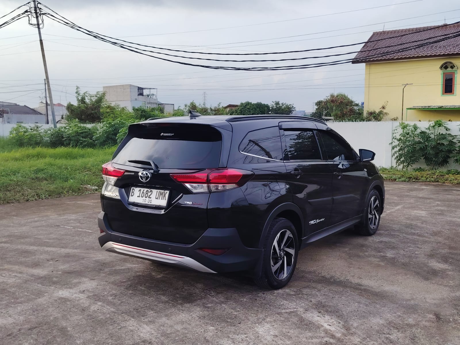 Rush TRD Matic harga bersaing - cocok buat yang cari mobil keluarga gagah & irit. KM rendah, full original, tinggal pakai!