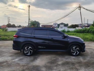 Rush TRD Matic harga bersaing - cocok buat yang cari mobil keluarga gagah & irit. KM rendah, full original, tinggal pakai! 5