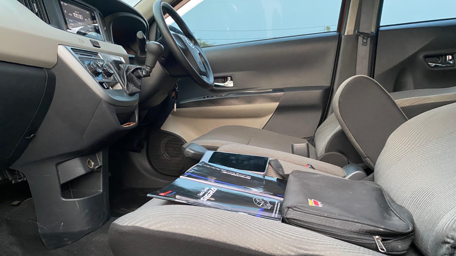 Daihatsu Sigra R deluxe manual 2022 (antik km low)