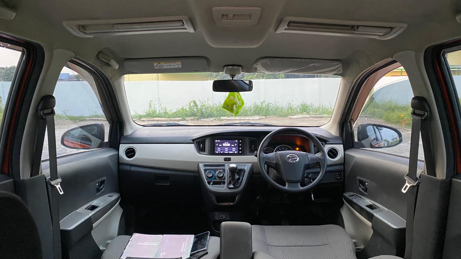 Daihatsu Sigra R deluxe manual 2022 (antik km low)
